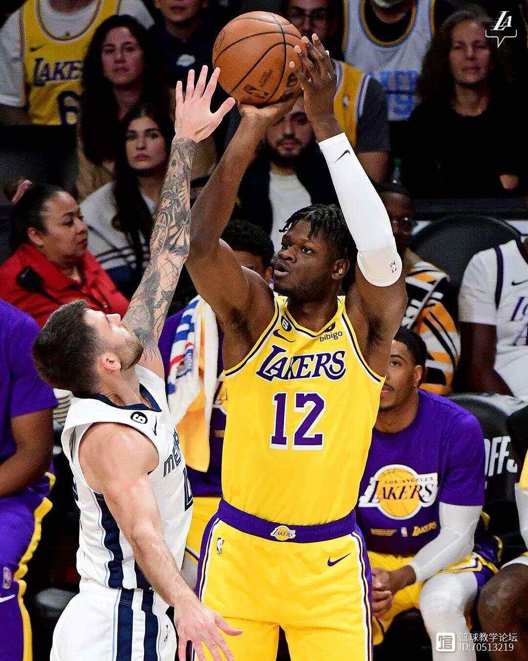 包含广州队险胜湖人，恩比德统治全场的词条