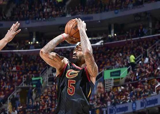 山东队险胜步行者，詹姆斯点燃赛场