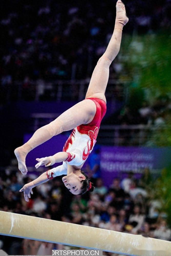 意大利体操选手飘逸表现,获得银牌 意大利体操选手飘逸表现,获得银牌