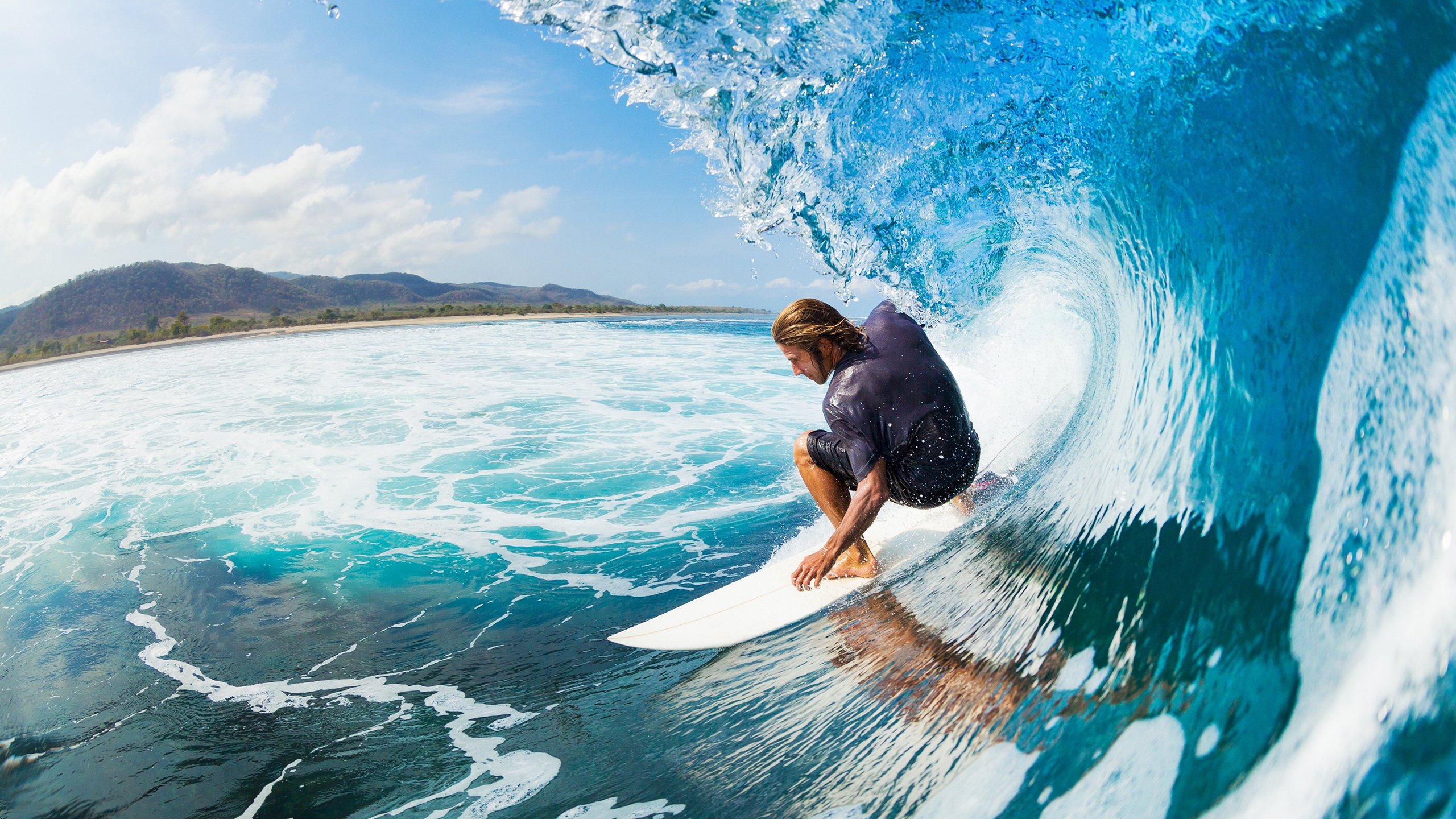脚踩油门，心向绿茵，当阿圭罗在F1街道赛之夜接管末节