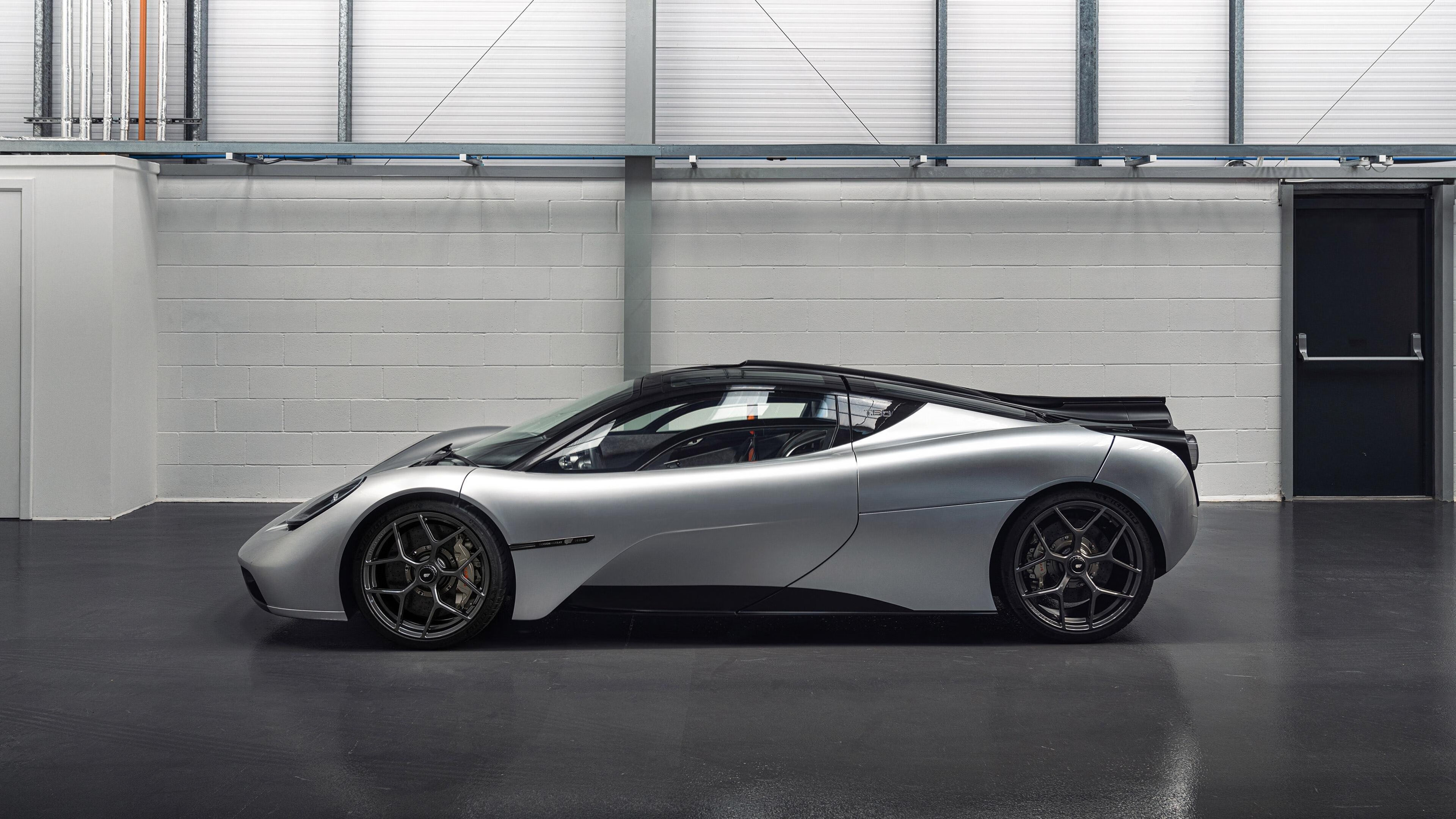 锈剑斩绸缎，当苏格兰的粗砺斩断马赛的华美，迪巴拉于喧嚣中写下沉默证词